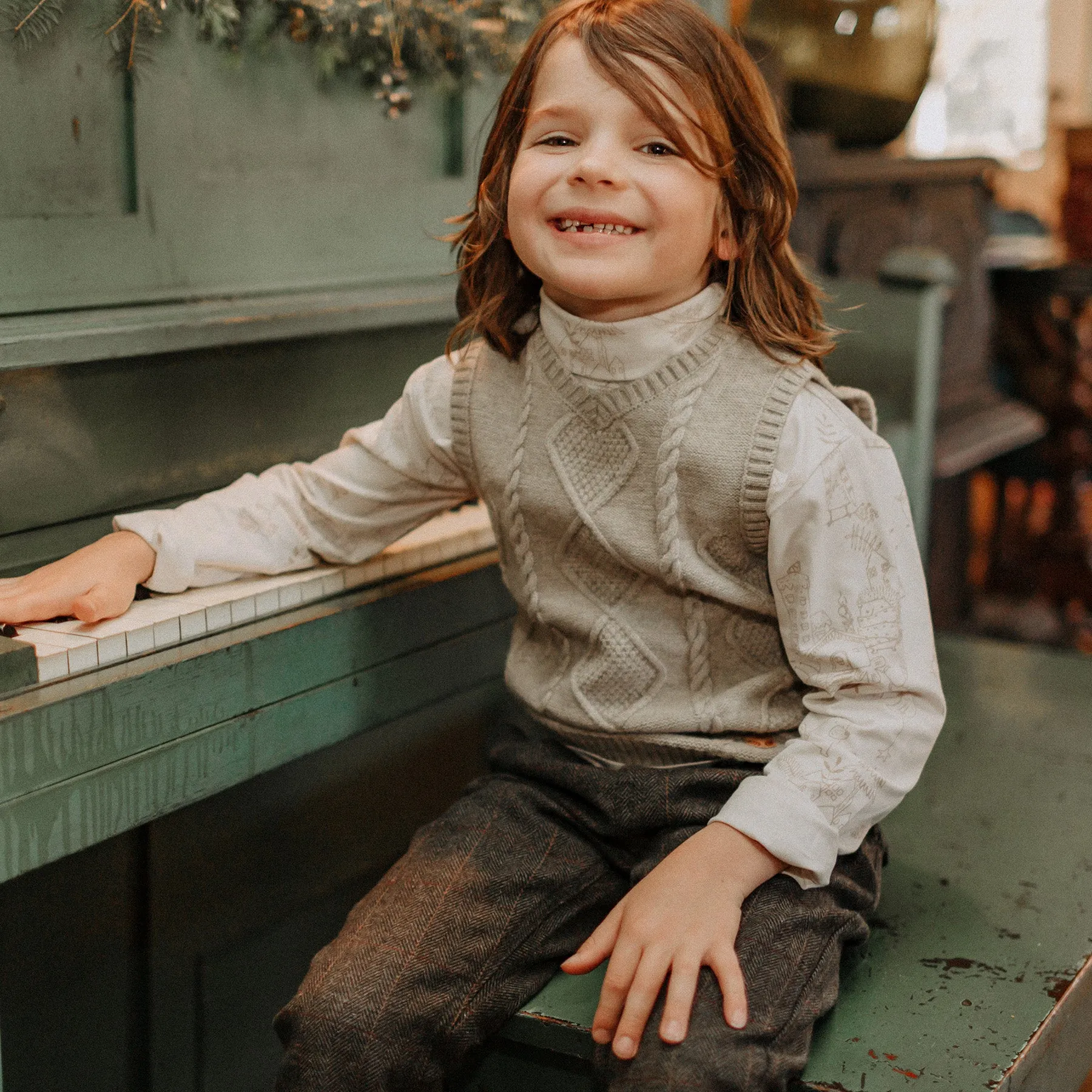 Débardeur de maille beige, enfant  || Beige sleeveless knitted vest, child