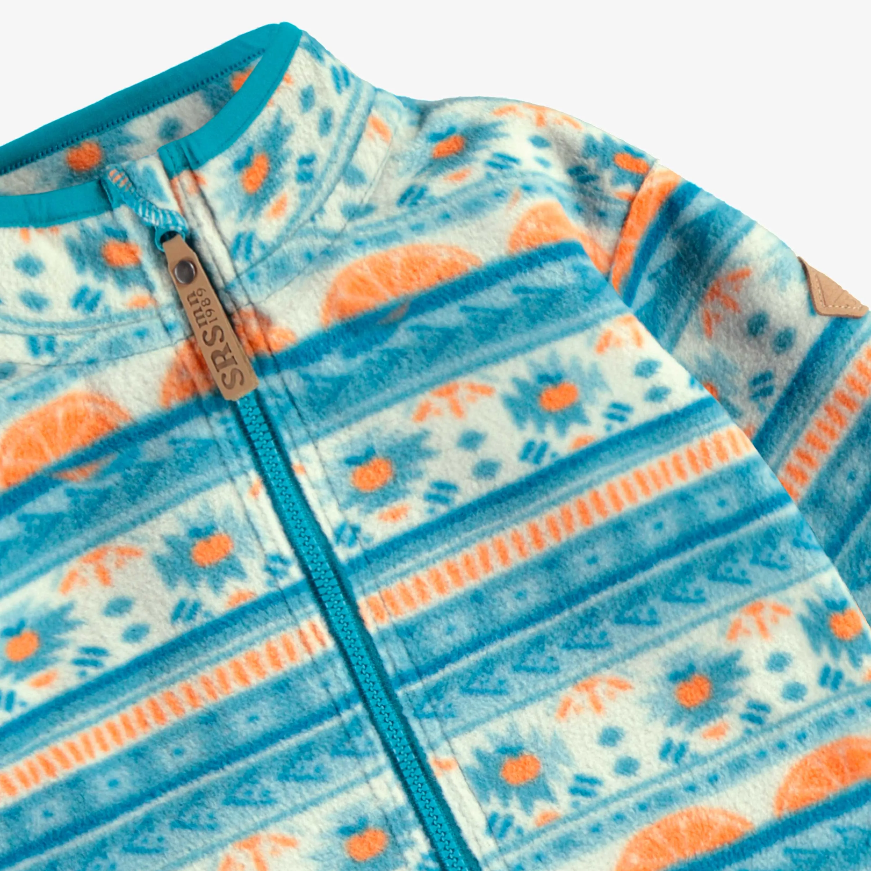 Veste de polar bleue à motifs et col montant, bébé || Blue fleece jacket with patterns and high collar, baby