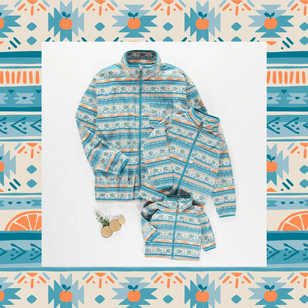 Veste de polar bleue à motifs et col montant, enfant || Blue fleece jacket with patterns and high collar, child