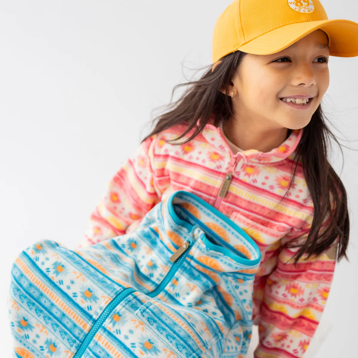 Veste de polar bleue à motifs et col montant, enfant || Blue fleece jacket with patterns and high collar, child
