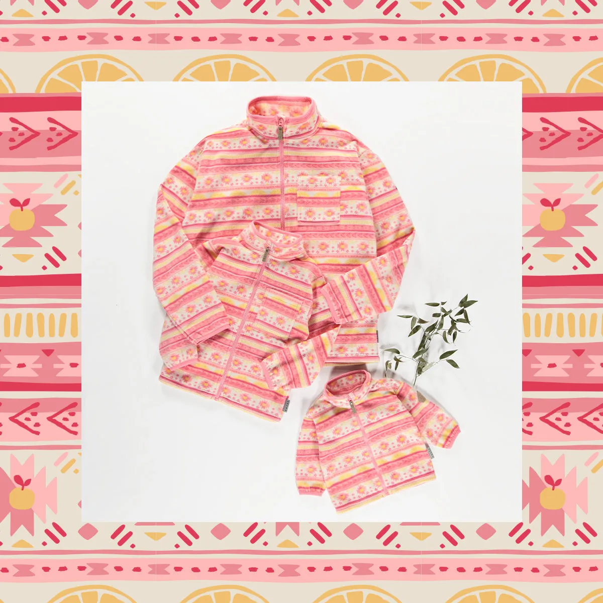 Veste de polar rose à motifs et col montant, enfant || Pink fleece jacket with patterns and high collar, child